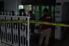 Terkapar di Depan Rumah,...