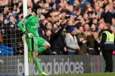 Petr Cech Diragukan...