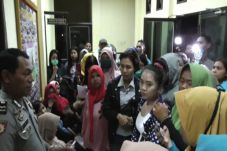 Warga Sorong Adukan...
