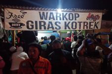 Penjaga Warkop Giras...