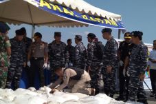 TNI AL Serahkan Barang...