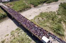 Ribuan Warga Venezuela...