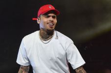 Chris Brown Ingin Tur...