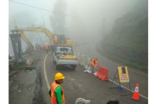 Jalur Puncak Masih Ditutup,...