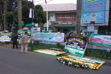 Karangan Bunga Korban...