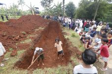 Ribuan Warga Hadiri...
