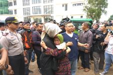 Sambangi Keluarga Korban...