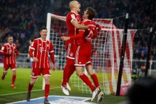 Tekuk Schalke, Bayern...