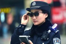 Polisi China Pakai Kacamata...