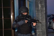 Denjaka TNI Kepung Objek...