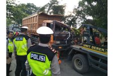 Truk Seruduk Motor dan...