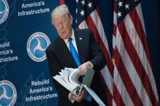 Donald Trump Siap Kucurkan...