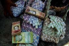 Tak Berharga, Duit Kertas...