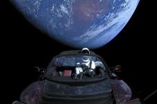 Mobil Listrik Roadster...