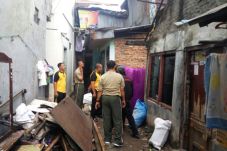 TNI-Polri Bedah Rumah...