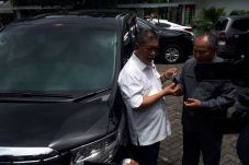 Tinggalkan Rumah Dinas,...