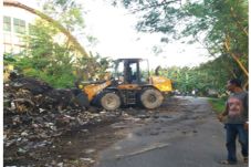 Bersihkan Tempat Sampah...