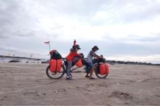 Pasangan Indonesia Bersepeda...