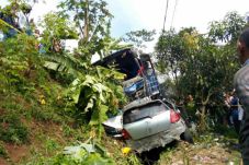 Bus Tabrak Motor dan...