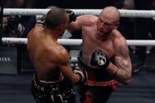 Kalahkan Chris Eubank...