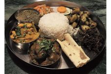 Mencicipi Hidangan Khas...