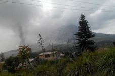 Kolom Abu Sinabung Capai...