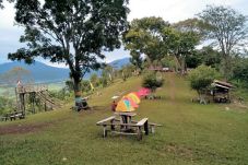 Wisata Cikolelet Suguhkan...