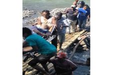 Jembatan Terputus, Petugas...