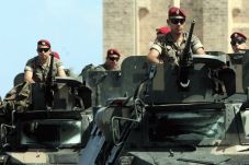 Diambang Perang, Militer...