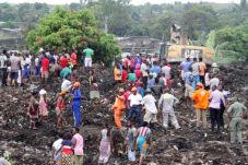 Gunungan Sampah Longsor...