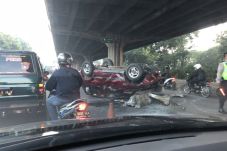 Tabrak Pembatas Jalan,...
