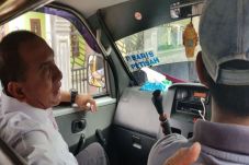 Edy Rahmayadi Naik Angkot...