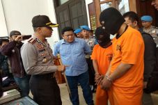 Spesialis Pembobol Rumah...