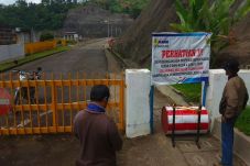 Alasan Keamanan, Jalan...