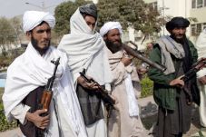 Taliban Serang Pos Tentara...