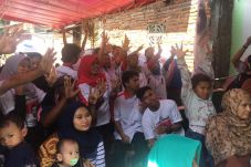 Suka Membantu, Warga...