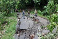 Hujan Deras, Jalan Penghubung...