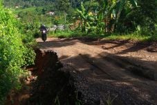 Puluhan Tahun Terisolasi,...