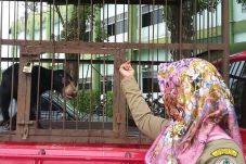 Warga Pelalawan Serahkan...