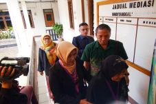 Anak Gugat Ibu Kandung,...