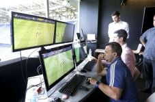 UEFA Bakal Hapus Teknologi...