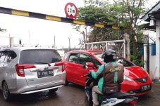 Underpass Longsor, Warga...