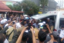 Ribuan Orang Melepas...