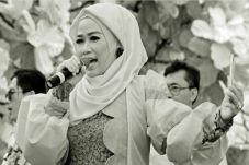 Berhijrah, Lucky Resha...