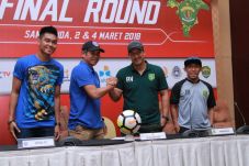 Jumpa Persebaya, Pelatih...
