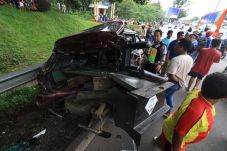 Mobil Mewah Tabrakan...