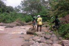 2 Pemancing Terserat...