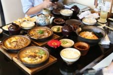 Makanan Autentik Asia...