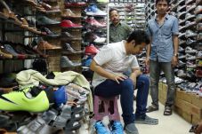 Blusukan di Pasar Sepatu,...