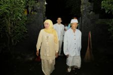 Datang ke Gunung Kawi,...